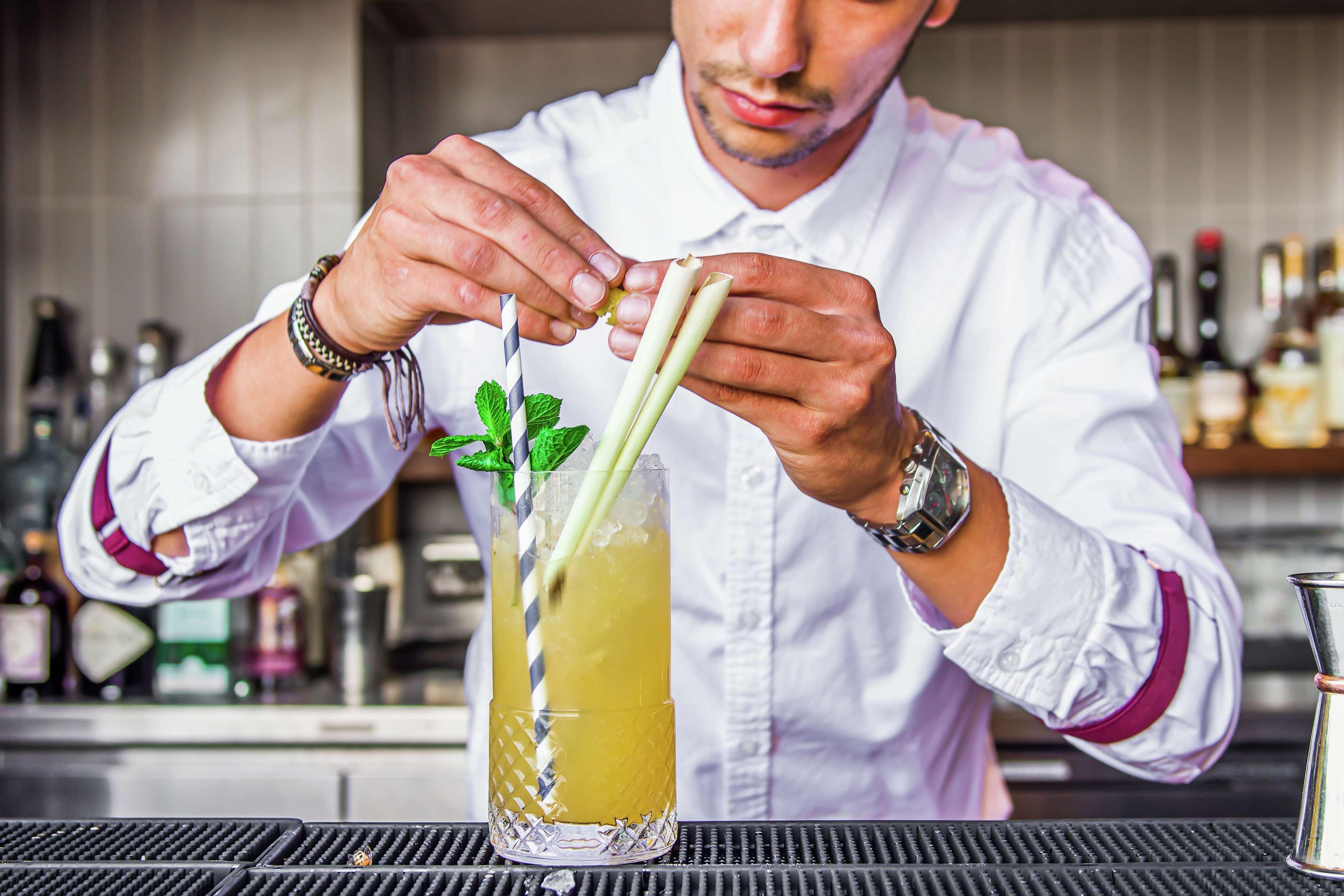 特拉法加圣詹姆斯，伦敦希尔顿Curio Collection酒店 外观 照片 A bartender preparing a cocktail