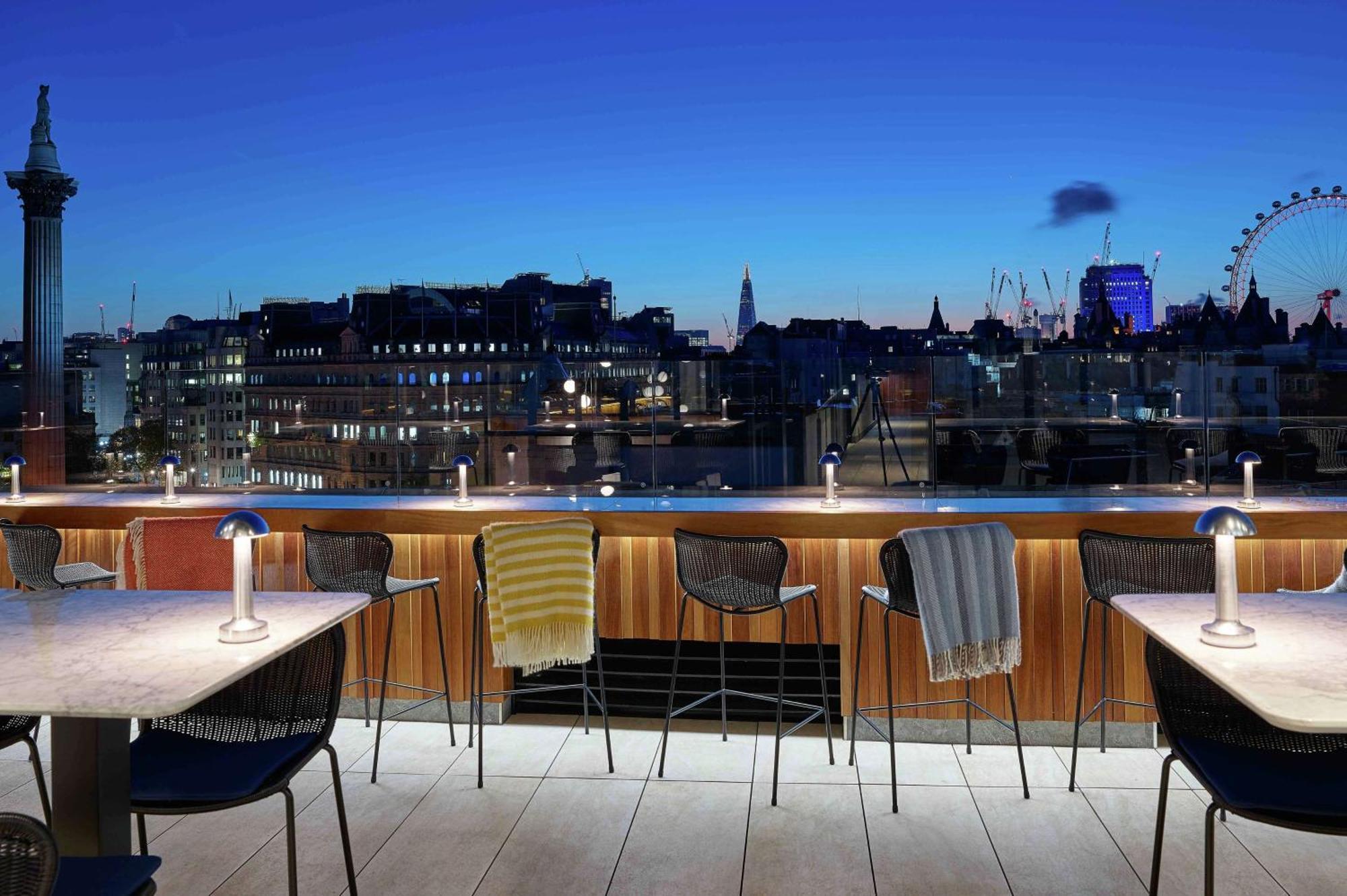 特拉法加圣詹姆斯，伦敦希尔顿Curio Collection酒店 外观 照片 The rooftop bar at the Standard London