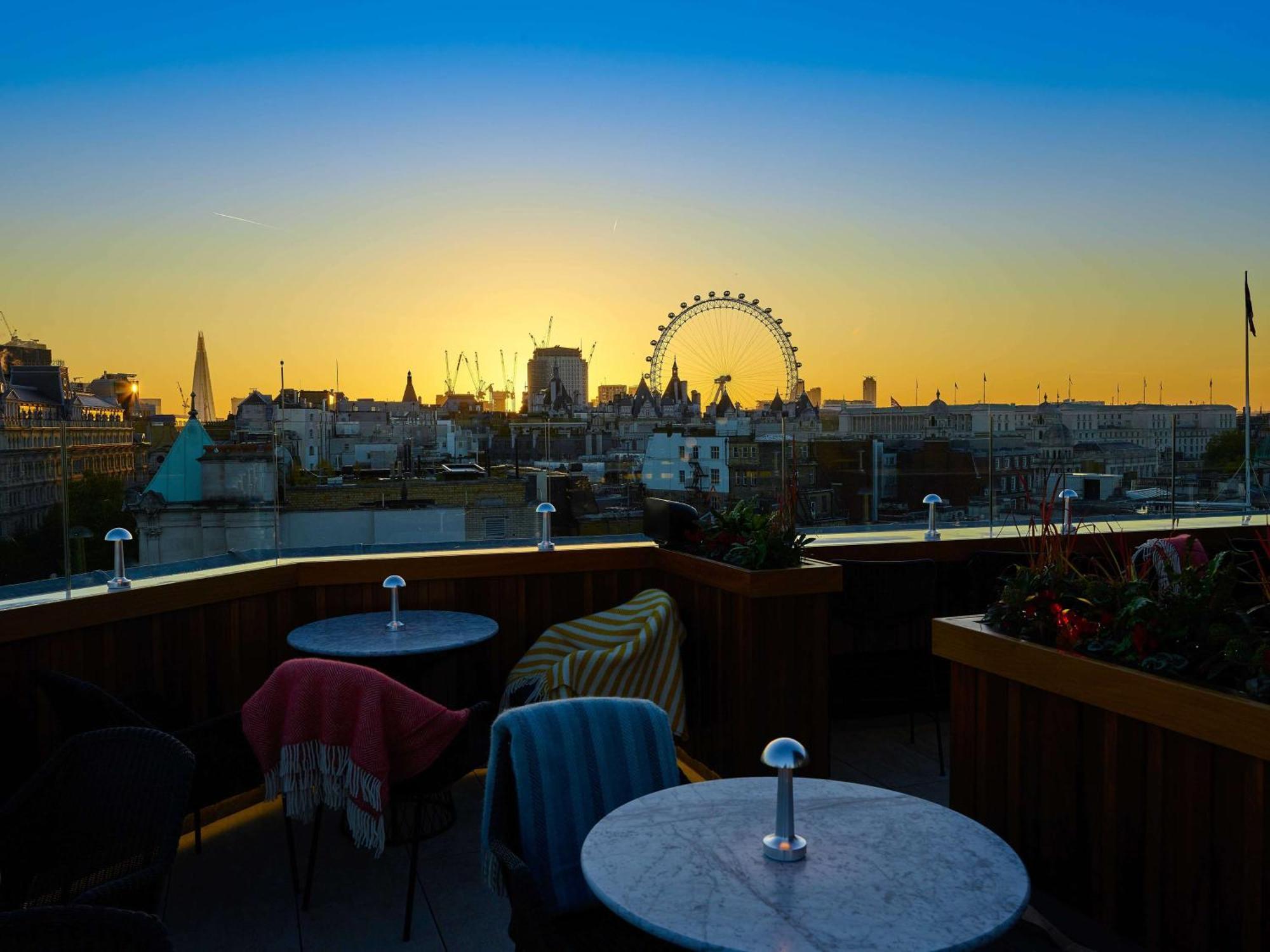 特拉法加圣詹姆斯，伦敦希尔顿Curio Collection酒店 外观 照片 The view from the roof terrace